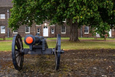 Essex, İngiltere - 7 Temmuz 2024: Arka planda Subay Kışlası, Essex, İngiltere 'deki tarihi Tilbury Kalesi' nde bir top görüntüsü.