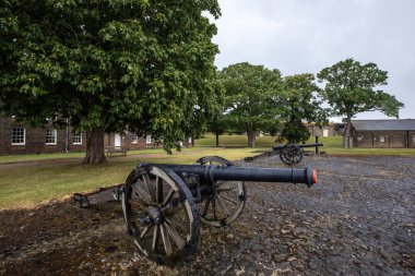Essex, İngiltere - 7 Temmuz 2024: Arka planda İngiltere 'nin Essex kentindeki tarihi Tilbury Kalesi' nde top ve subay kışlalarının görüntüsü.