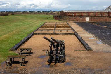 Essex, İngiltere - 7 Temmuz 2024: Essex, İngiltere 'deki tarihi Tilbury Kalesi' nde bir zamanlar asker kışlası olan kışlanın temelleri.