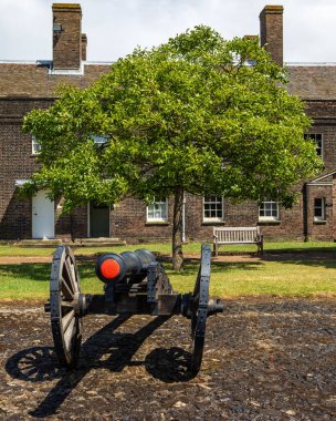 Essex, İngiltere - 7 Temmuz 2024: Arka planda Subay Kışlası, Essex, İngiltere 'deki tarihi Tilbury Kalesi' nde bir top görüntüsü.