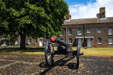 Essex, İngiltere - 7 Temmuz 2024: Arka planda Subay Kışlası, Essex, İngiltere 'deki tarihi Tilbury Kalesi' nde bir top görüntüsü.