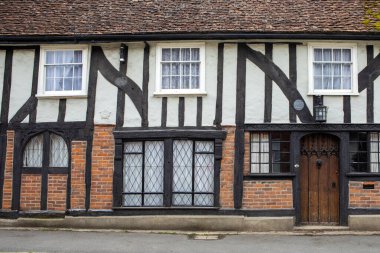 İngiltere 'nin Essex kentindeki Coggeshall kasabasında 15. yüzyıldan kalma ahşap çerçeveli güzel bir binanın dış cephesi..