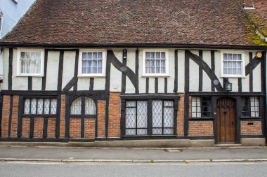 İngiltere 'nin Essex kentindeki Coggeshall kasabasında 15. yüzyıldan kalma ahşap çerçeveli güzel bir binanın dış cephesi..