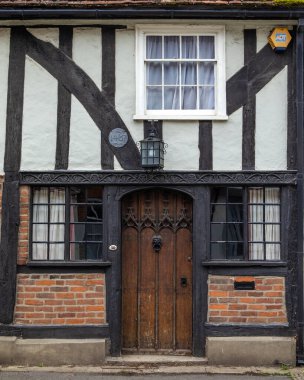 İngiltere 'nin Essex kentindeki Coggeshall kasabasında 15. yüzyıldan kalma ahşap çerçeveli güzel bir binanın cephesi..