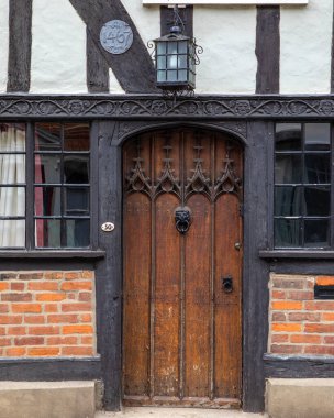 İngiltere 'nin Essex kentindeki Coggeshall kasabasında 15. yüzyıldan kalma ahşap çerçeveli güzel bir binanın cephesi..