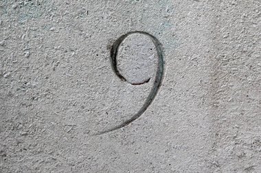 Taşa oyulmuş 9 numaranın yakın çekimi..