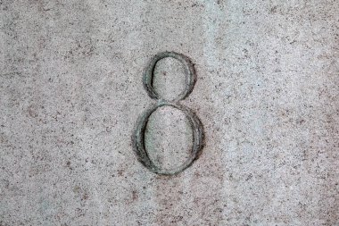 Taşa kazınmış 8 numaranın yakın çekimi..