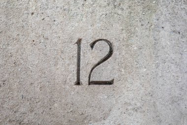 Taşa kazınmış 12 numaraya yakın plan..