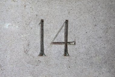 Taşa kazınmış 14 numaraya yakın çekim.