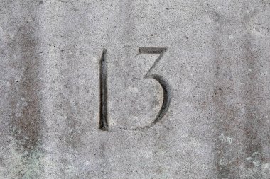 Taşa kazınmış 13 numaranın yakın çekimi..