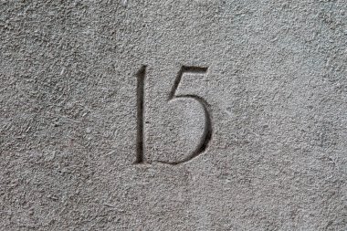 Taşa kazınmış 15 numaraya yakın plan..