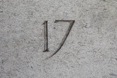 Taşa kazınmış 17 numaranın yakın çekimi..