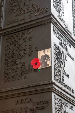 Londra, İngiltere - 22 Temmuz 2024: Londra, İngiltere 'deki Tower Hill Memorial' da çekilmiş fotoğraf ve haşhaş - düşman saldırısı sonucu hayatını kaybeden sivil, tüccar ve balıkçılara adanmıştır..