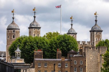 Londra, İngiltere 'deki Tower Hill bölgesindeki tarihi Londra Kulesi' nin Beyaz Kulesi manzarası..