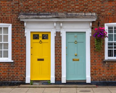 Essex, İngiltere - 25 Temmuz 2024: Essex, İngiltere 'nin güzel Burnham-on-Crouch kasabasındaki evlere renkli kapılar.