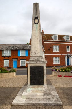 Essex, İngiltere - 25 Temmuz 2024: İngiltere 'nin Essex kentindeki Burnham-on-Crouch kasabasında Birinci Dünya Savaşı anıtı.