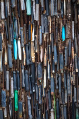 Essex, İngiltere - 26 Temmuz 2024: Essex, İngiltere 'de Southend-on-Sea' de sergilenen Bıçak Meleği heykelinin yakın plan bir ayrıntısı. Heykel 100.000 bıçaktan yapılmıştır ve toplumumuzdaki bıçaklı suç ve şiddet sorununu vurgular..