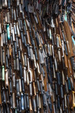 Essex, İngiltere - 26 Temmuz 2024: Essex, İngiltere 'de Southend-on-Sea' de sergilenen Bıçak Meleği heykelinin yakın plan bir ayrıntısı. Heykel 100.000 bıçaktan yapılmıştır ve toplumumuzdaki bıçaklı suç ve şiddet sorununu vurgular..