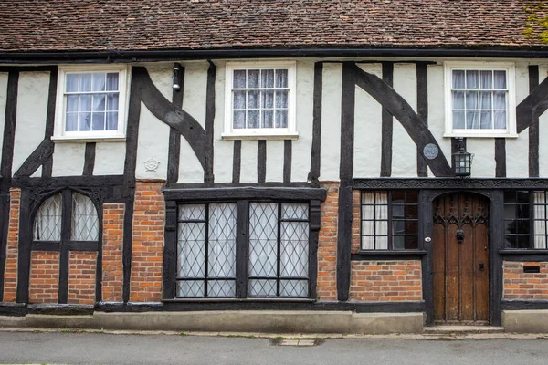 İngiltere 'nin Essex kentindeki Coggeshall kasabasında 15. yüzyıldan kalma ahşap çerçeveli güzel bir binanın dış cephesi..