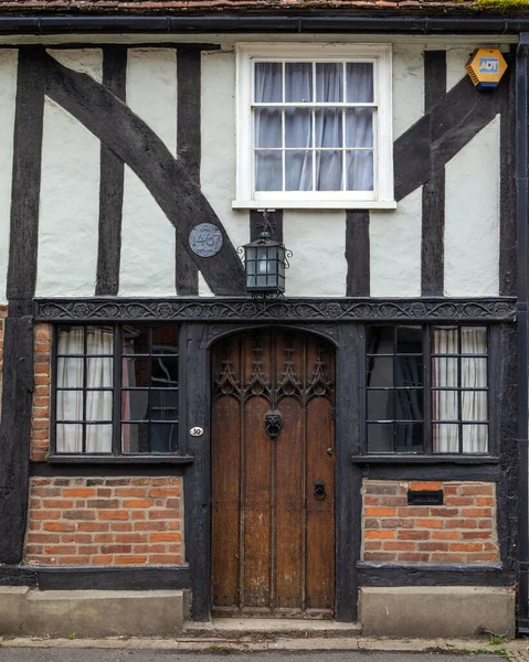 İngiltere 'nin Essex kentindeki Coggeshall kasabasında 15. yüzyıldan kalma ahşap çerçeveli güzel bir binanın cephesi..