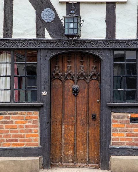 İngiltere 'nin Essex kentindeki Coggeshall kasabasında 15. yüzyıldan kalma ahşap çerçeveli güzel bir binanın cephesi..