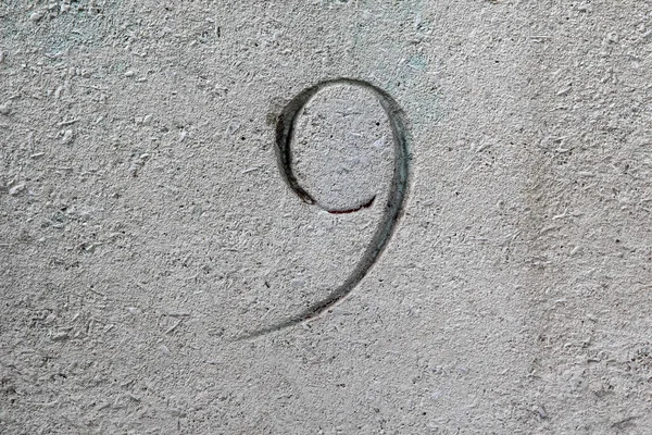 Taşa oyulmuş 9 numaranın yakın çekimi..