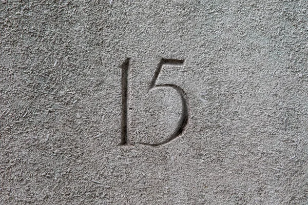 Taşa kazınmış 15 numaraya yakın plan..