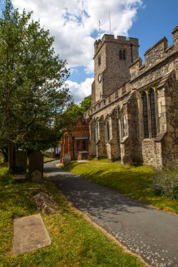 İngiltere 'nin Essex kentindeki Rayleigh kasabasındaki Kutsal Üçlemeci Kilisesi manzarası. Kilise daha çok 15. yüzyılda inşa edilmiş..