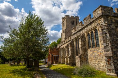 İngiltere 'nin Essex kentindeki Rayleigh kasabasındaki Kutsal Üçlemeci Kilisesi manzarası. Kilise daha çok 15. yüzyılda inşa edilmiş..