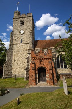İngiltere 'nin Essex kentindeki Rayleigh kasabasındaki Kutsal Üçlemeci Kilisesi manzarası. Kilise daha çok 15. yüzyılda inşa edilmiş..