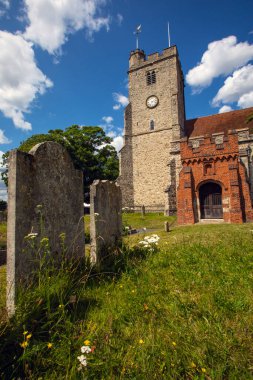 İngiltere 'nin Essex kentindeki Rayleigh kasabasındaki Kutsal Üçlemeci Kilisesi manzarası. Kilise daha çok 15. yüzyılda inşa edilmiş..