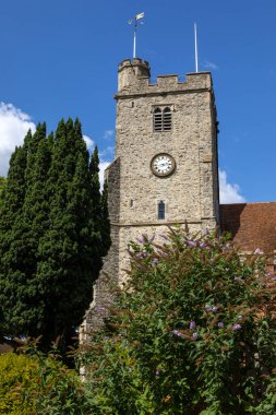 İngiltere 'nin Essex kentindeki Rayleigh kasabasındaki Kutsal Üçlemeci Kilisesi manzarası. Kilise daha çok 15. yüzyılda inşa edilmiş..