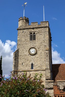 İngiltere 'nin Essex kentindeki Rayleigh kasabasındaki Kutsal Üçlemeci Kilisesi manzarası. Kilise daha çok 15. yüzyılda inşa edilmiş..