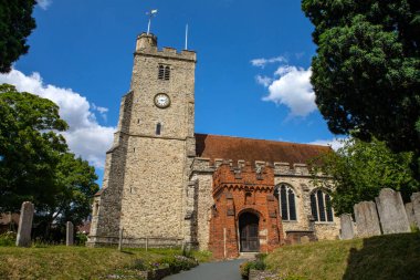 İngiltere 'nin Essex kentindeki Rayleigh kasabasındaki Kutsal Üçlemeci Kilisesi manzarası. Kilise daha çok 15. yüzyılda inşa edilmiş..