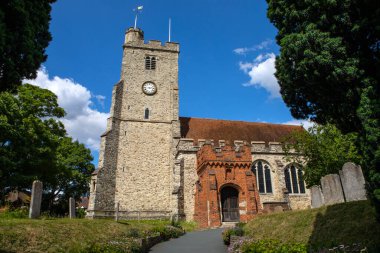 İngiltere 'nin Essex kentindeki Rayleigh kasabasındaki Kutsal Üçlemeci Kilisesi manzarası. Kilise daha çok 15. yüzyılda inşa edilmiş..