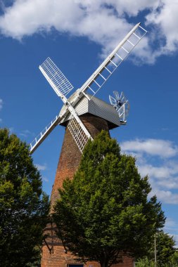 Essex, İngiltere - 27 Temmuz 2024: Rayleigh Windmill 'in İngiltere' nin Essex kentindeki pazar kasabasındaki görüntüsü.
