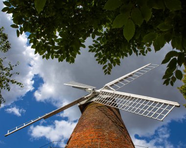 Essex, İngiltere - 27 Temmuz 2024: Rayleigh Windmill 'in İngiltere' nin Essex kentindeki pazar kasabasındaki görüntüsü.
