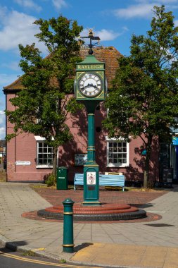 Essex, İngiltere - 27 Temmuz 2024: İngiltere 'nin Essex kentindeki Rayleigh pazar kasabasında Milenyum Saati.
