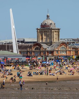 Essex, İngiltere - 28 Temmuz 2024: Southend Pier of the beach ve Kursaal in Southend-on-Sea, Essex.