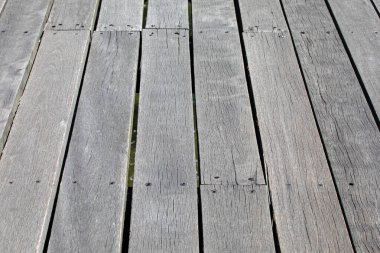 Southend-on-Sea 'deki tarihi Southend Rıhtımı' nın ahşap ahşap döşemesine yakın çekim. Dünyadaki en uzun zevk rıhtımıdır..