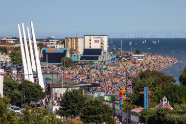 Essex, İngiltere - 28 Temmuz 2024: Southend-on-Sea, Essex, İngiltere 'deki deniz manzarası.