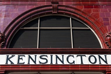 Güney Kensington, Londra 'daki bir metro istasyonunun dış tarafında bir Kensington tabelası..