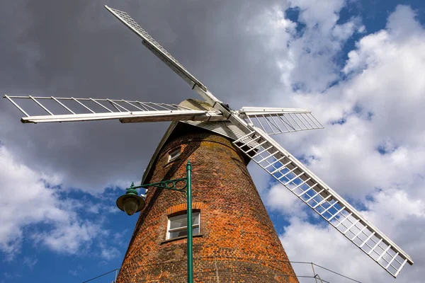 Essex, İngiltere - 27 Temmuz 2024: Rayleigh Windmill 'in İngiltere' nin Essex kentindeki pazar kasabasındaki görüntüsü.