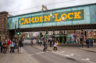 Londra, İngiltere - 23 Şubat 2026: Camden High Street ile Londra, İngiltere 'deki Tebeşir Çiftliği Yolu arasındaki Camden Lock demiryolu köprüsü.