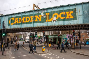 Londra, İngiltere - 23 Şubat 2026: Camden High Street ile Londra, İngiltere 'deki Tebeşir Çiftliği Yolu arasındaki Camden Lock demiryolu köprüsü.