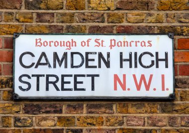 Camden, Londra, İngiltere 'deki bir Camden High Street sokak tabelasına yakın çekim..