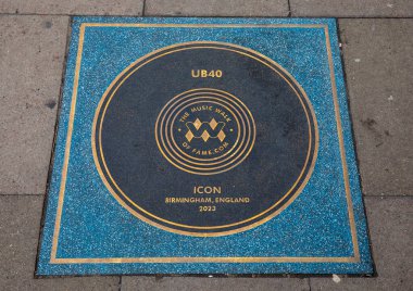 Londra, İngiltere - 23 Şubat 2026: Londra 'daki Camden High Street' te, The Music Walk of Fame 'in bir parçası olarak Camden' deki plaketlerden biri olan UB40 'ı anan bir plaketin yakın çekimi.
