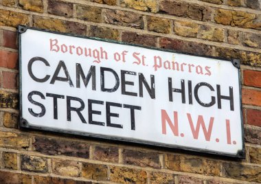 Camden, Londra, İngiltere 'deki Camden High Street sokak tabelası..