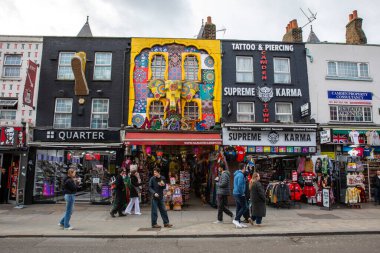 Londra, İngiltere - 23 Şubat 2026: Camden High Street, Londra, İngiltere 'deki bazı dükkanların görüntüsü.