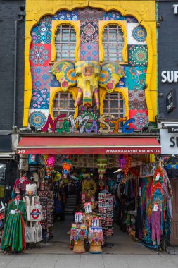 Londra, İngiltere - 23 Şubat 2026: Camden High Street, Londra, İngiltere 'de çarpıcı bir dükkan..